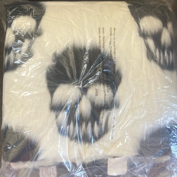 Cynthia Rowley CuRious New York Moda Skulls Knit Throw Blanket - 50x60” - Picture 8 of 13